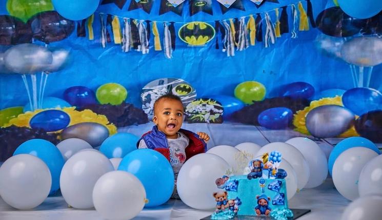 Un jeune enfant dans un centred'activités lors d'un anniversaire