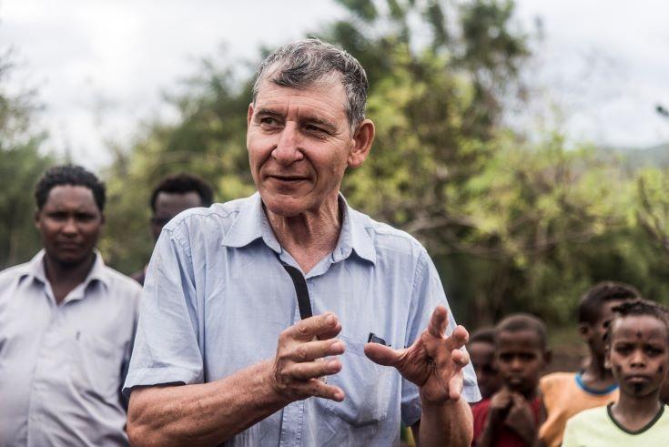 Tony Rinaudo expliquant comment faire de la Régénération Naturelle Avancée (RNA)