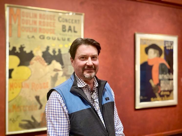 Michael Brown, le conservateur responsable de l’art européen au San Diego Museum of Art, devant deux des affiches de Toulouse-Lautrec. © Clément Thiery