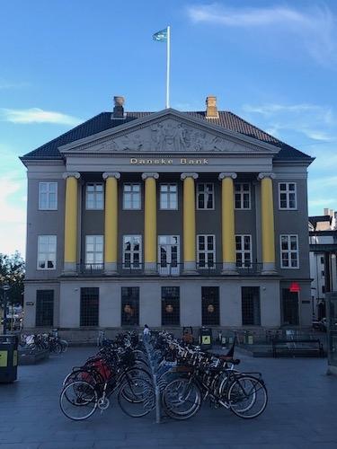 façade décorée de jaune grand départ Copenhague Tour de France