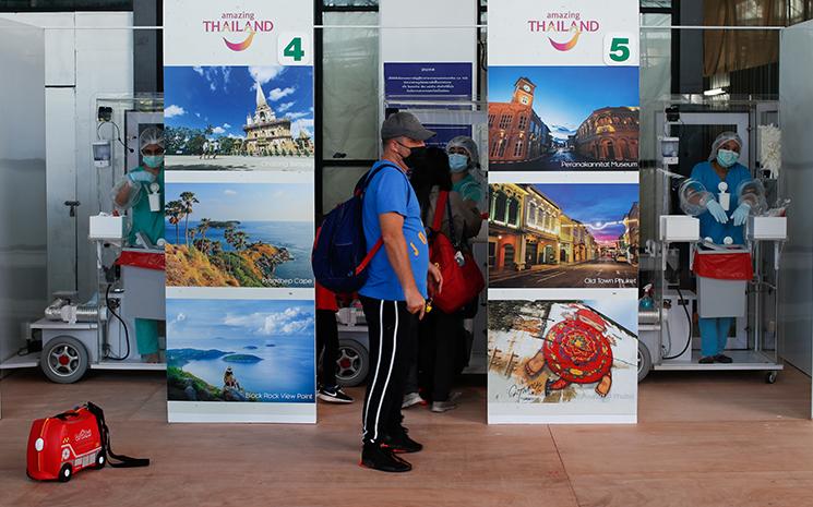 Un voyageur attend de se faire tester au coronavirus dans l'aeroport de Phuket