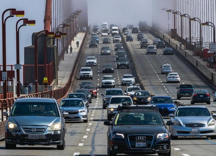 Circulation intense sur le Golden Gate Bridge à San Francisco