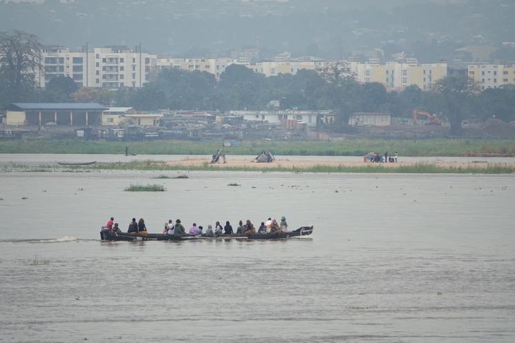 Transport fluvial entre les deux Congo