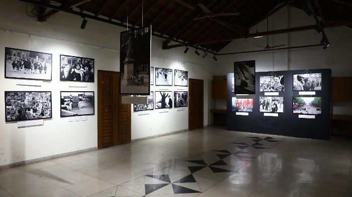 L'exposition Dawaldi a trip to France à Pune