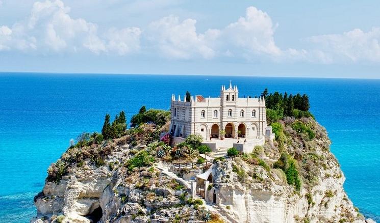 L'Eglise sainte marie de l'île de Tropea en Italie