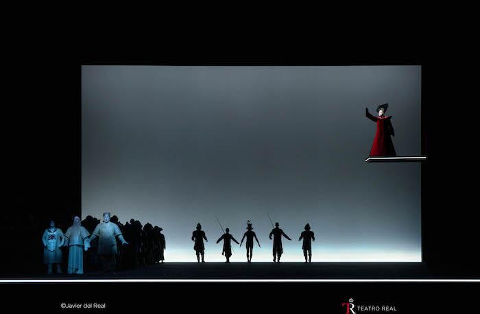 des silhouettes sur la scène