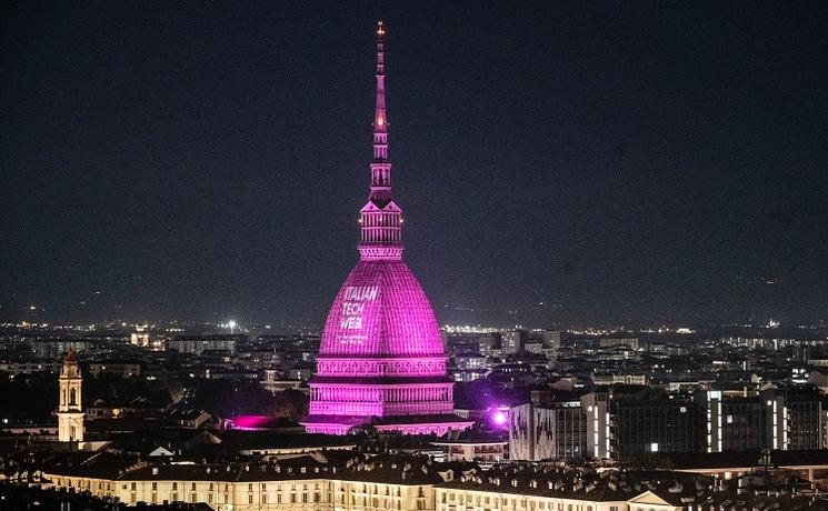 vue sur la ville de turin la nuit