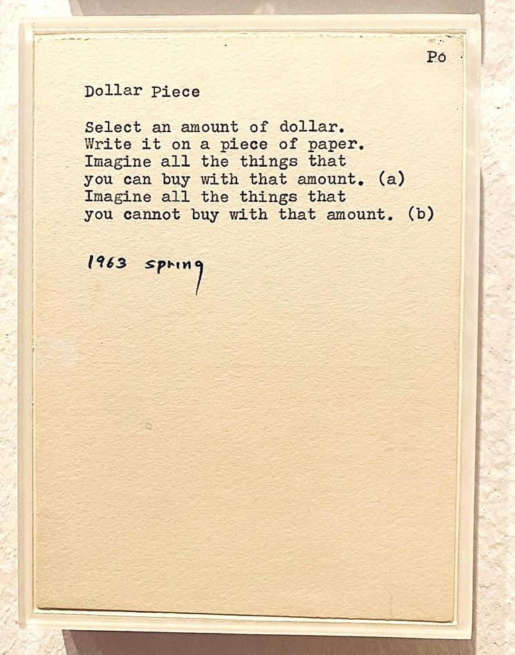 Carte blanche où Ono a inscrit une série d'instructions à l'encre noire