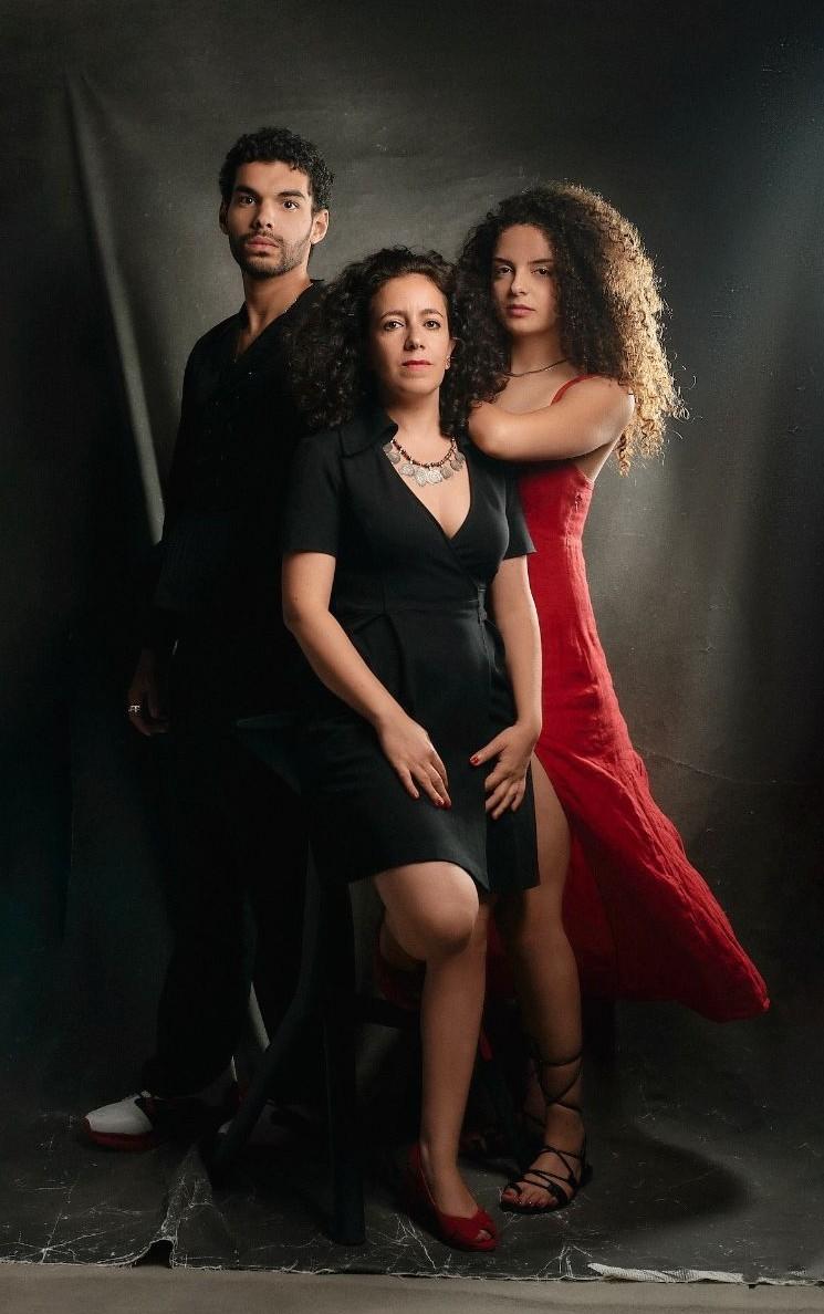 La réalisatrice Leyla Bouzid entourée des acteurs Zbeida Belhajamor et Sami Outalbali à la Semaine de la Critique du Festival de Cannes © Bertrand Noël