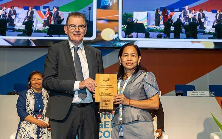 UNIDO_Director General Gerd Müller_and_Chanthavy Meas_Representing CAPFISH-Capture Project Team_GEM Awar d 2023