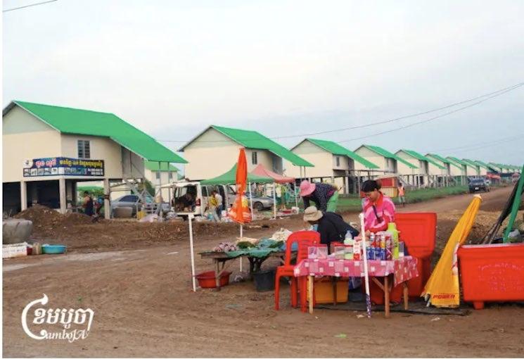 petit vendeurs de rue dans un village de déplacés cambodgiens