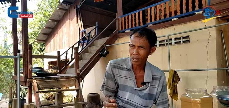 Un cambodgien qui récolte du jus de palme