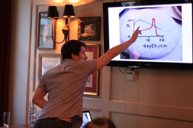 Un chercheur présente son travail pendant Pint of science
