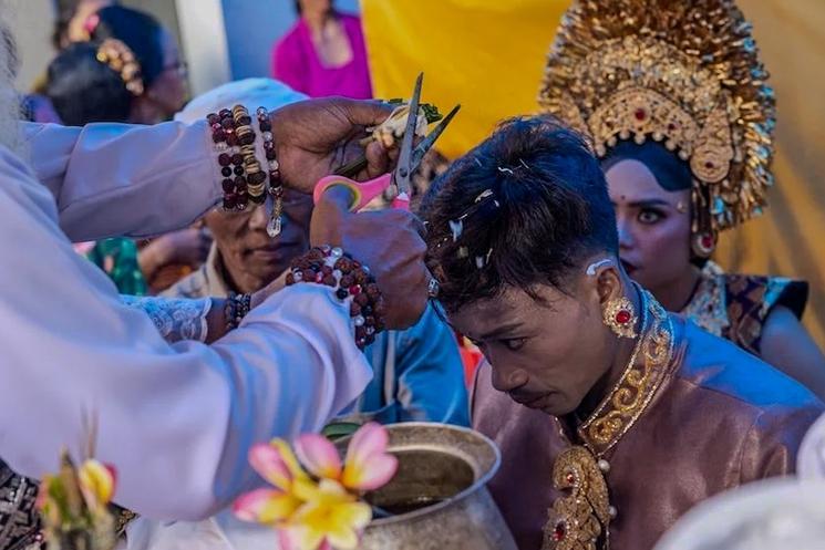 Un geste rituel accompagne la préparation du marié lors d'un mariage traditionnel balinais