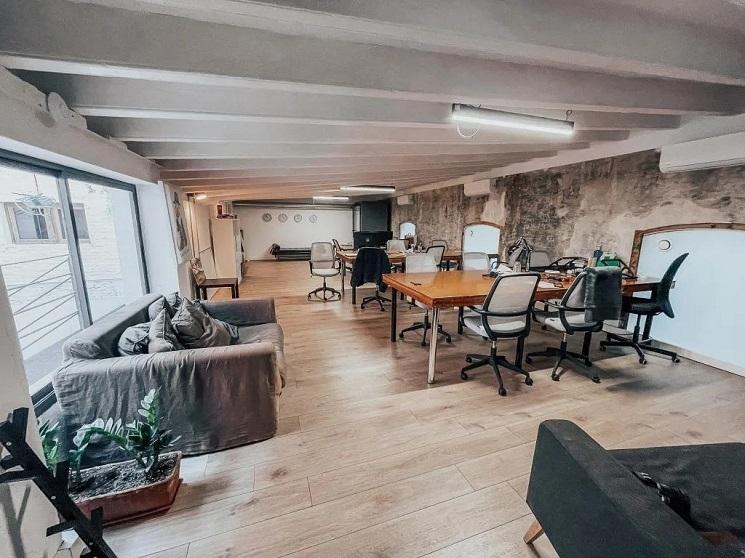Un grand espace lumineux pour une équipe de 12 personnes en plein cœur de Barcelone