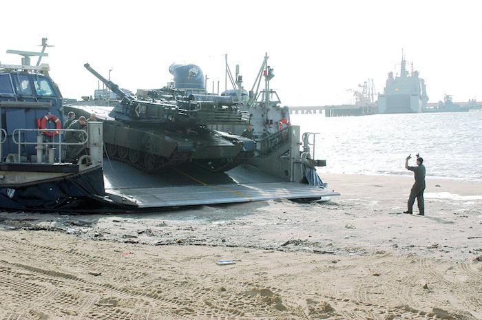 un tank debarquant sur la plage