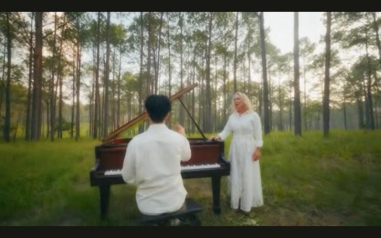Une Française chante le drapeau khmer