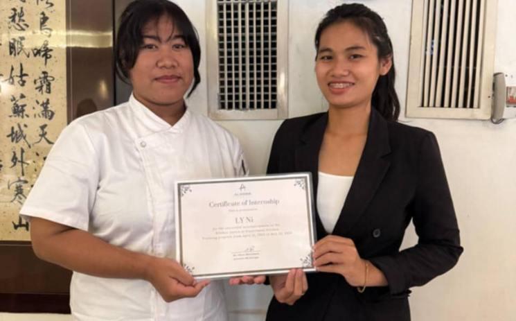 Remise de certificat de Lyni après son stage