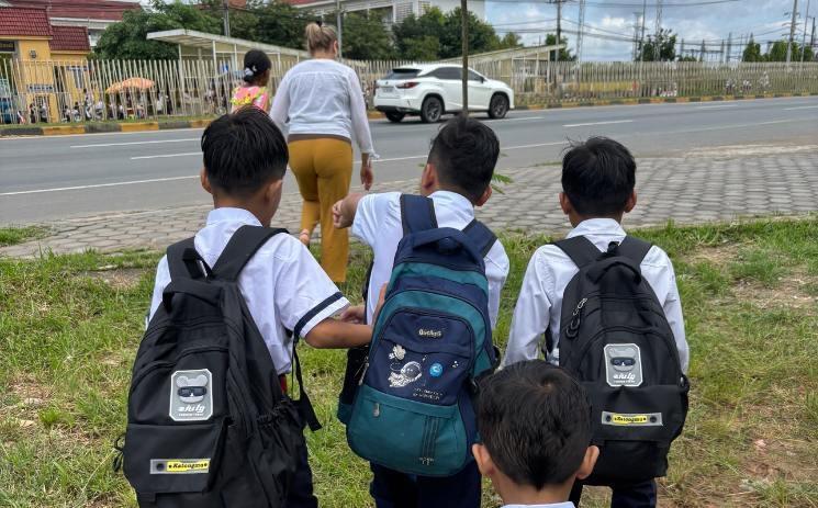 Sur le chemin de l'école à Klang Leu