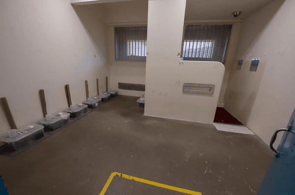 Une cellule pour 8 personnes à la prison de Changi (© Singapore Prison Service).png