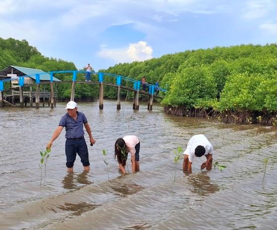Une visite d’entreprise enrichissante à Kampot pour les jeunes entrepreneurs francophones