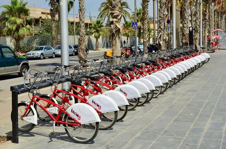 Rangée de vélo Bicing de Barcelone sur le long de la plage.