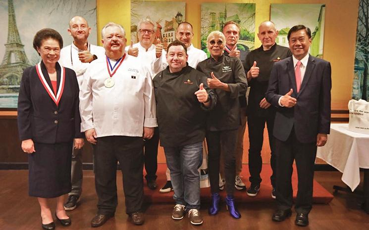 Photo de l'equipe d'encadrement de Vatel Thailand et SUIC