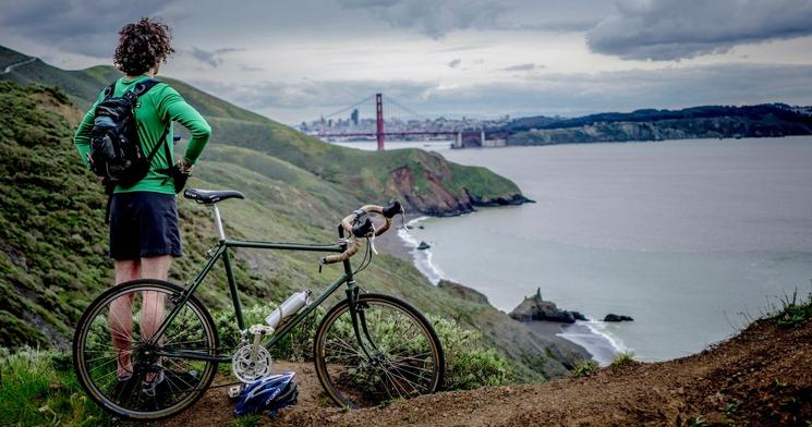 Un cycliste sur les collines de la région de San Francisco avec vue sur le Golden Gate