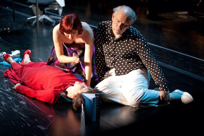 John Malkovitch joue dans une pièce de théâtre