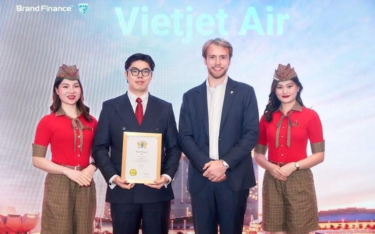 Ngruyen An Phu (deuxième à gauche), directeur financier adjoint de Vietjet, a représenté Vietjet pour recevoir le titre de marque de compagnie aérienne la plus précise de l’ASEAN en 2025.