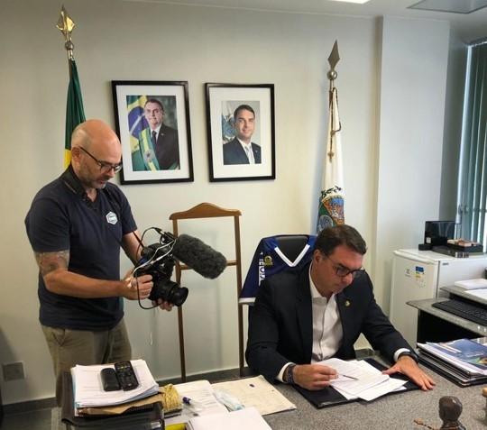 Vincent Rimbaux, responsable image, filme Flavio Bolsonaro dans son bureau