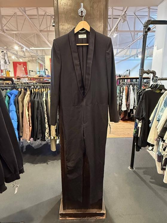 Combinaison Ralph Lauren noire dans une boutique vintage de Los Angeles.