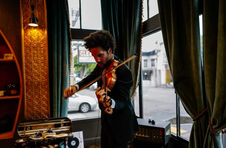 Le violoniste Scott Texier joue du violon