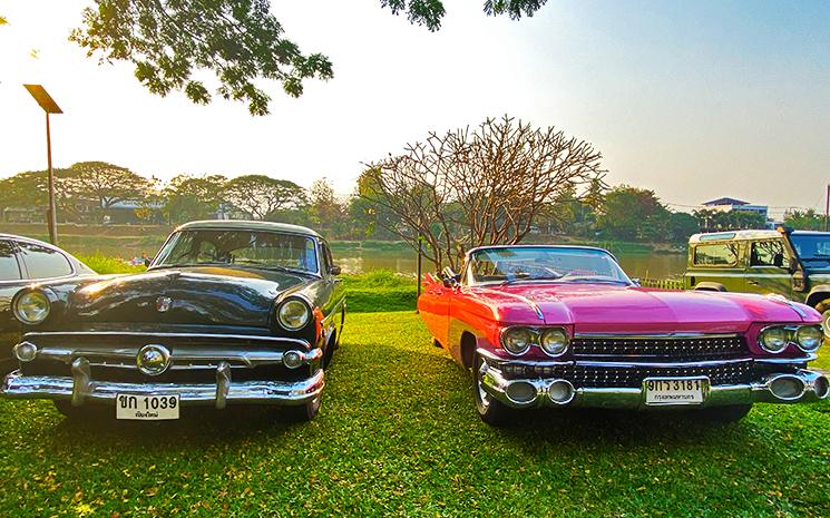 Voitures americaines anciennes presentees a l'hotel Cross Chiang Mai Riverside