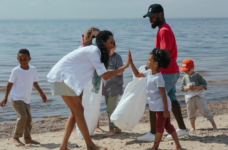 Ramassages de Détritus sur une plage par des bénévoles