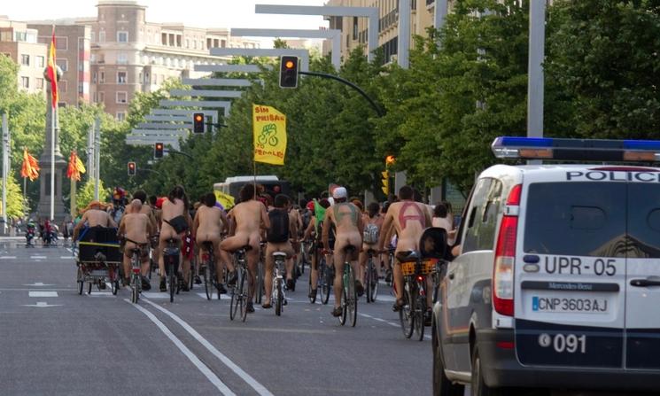 Des cyclistes nus sur leur velo lors de la course World Naked Ride Bike