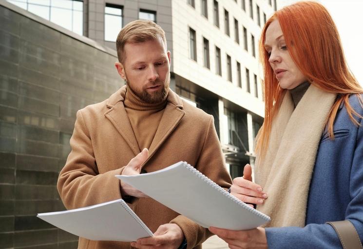 Un homme et une femme en "walking Meeting"
