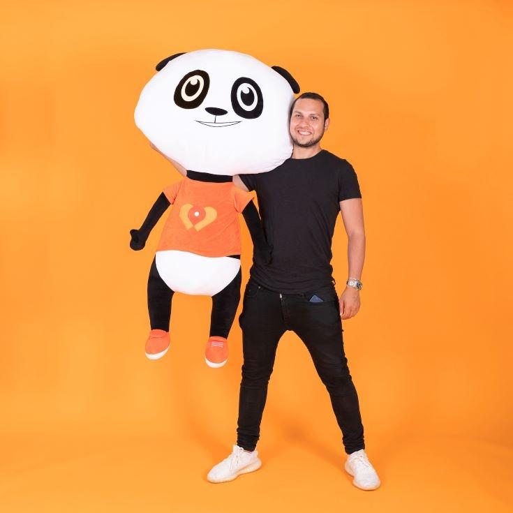 CEO de WeWard avec la mascotte de l'application