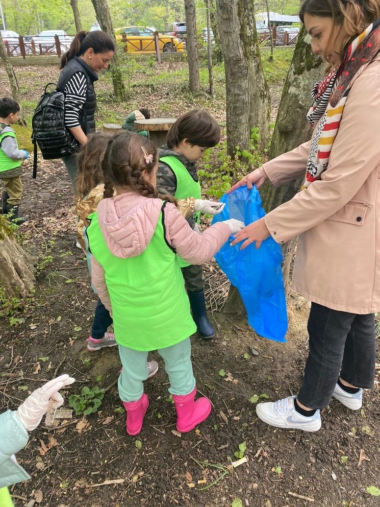 Les élèves de Petit Génie dans la forêt de Belgrade ce vendredi 22 avril