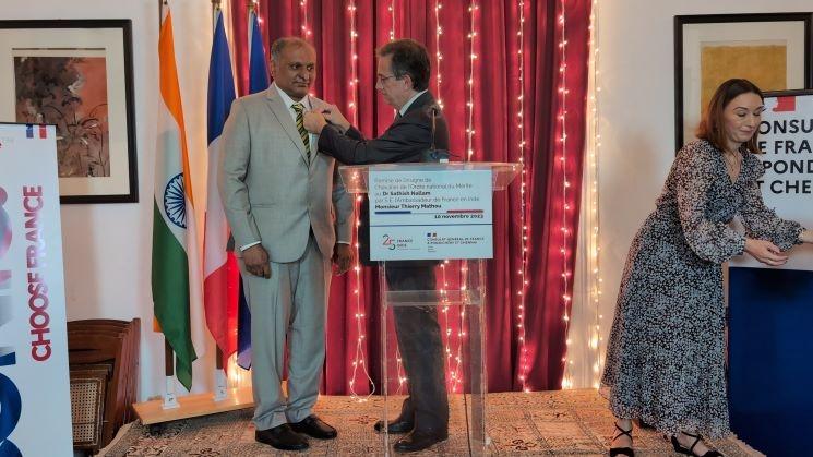 Dr Sathis Nallam a reçu les insignes de l’Ordre national du Mérite