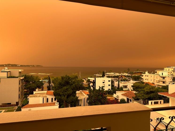  Le sable en provenance du Sahara donnant de nouvelles teintes à la Grèce. 