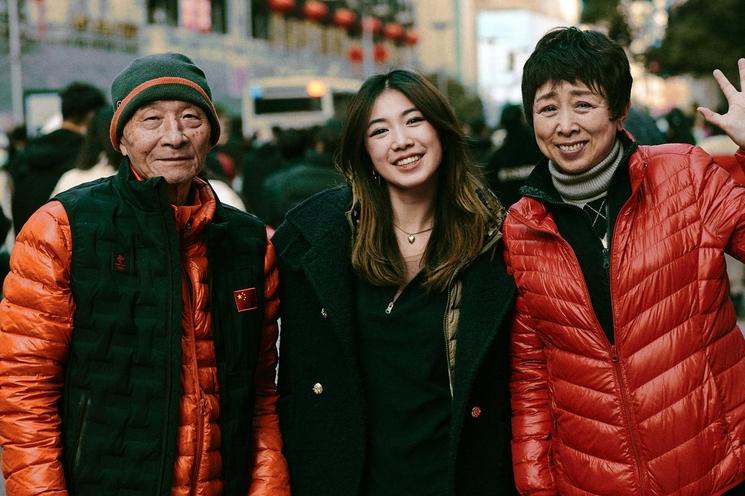 Aya entourée de ses grands parents paternels