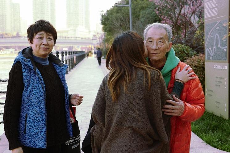 Aya entourée de ses grands parents paternels
