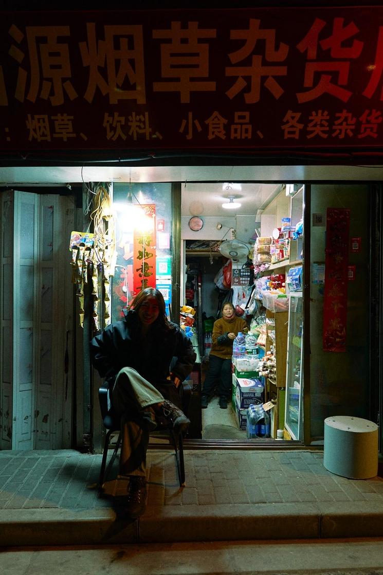 Aya devant un night shop