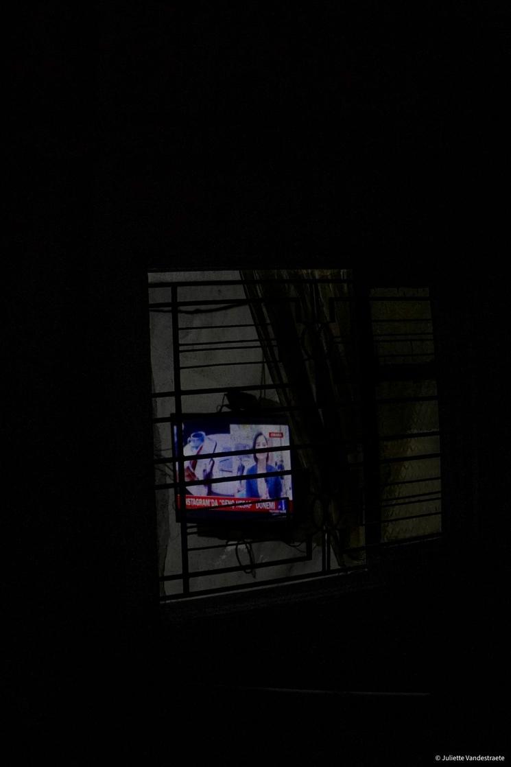 télévisions allumées partout au Liban, pays attaqué