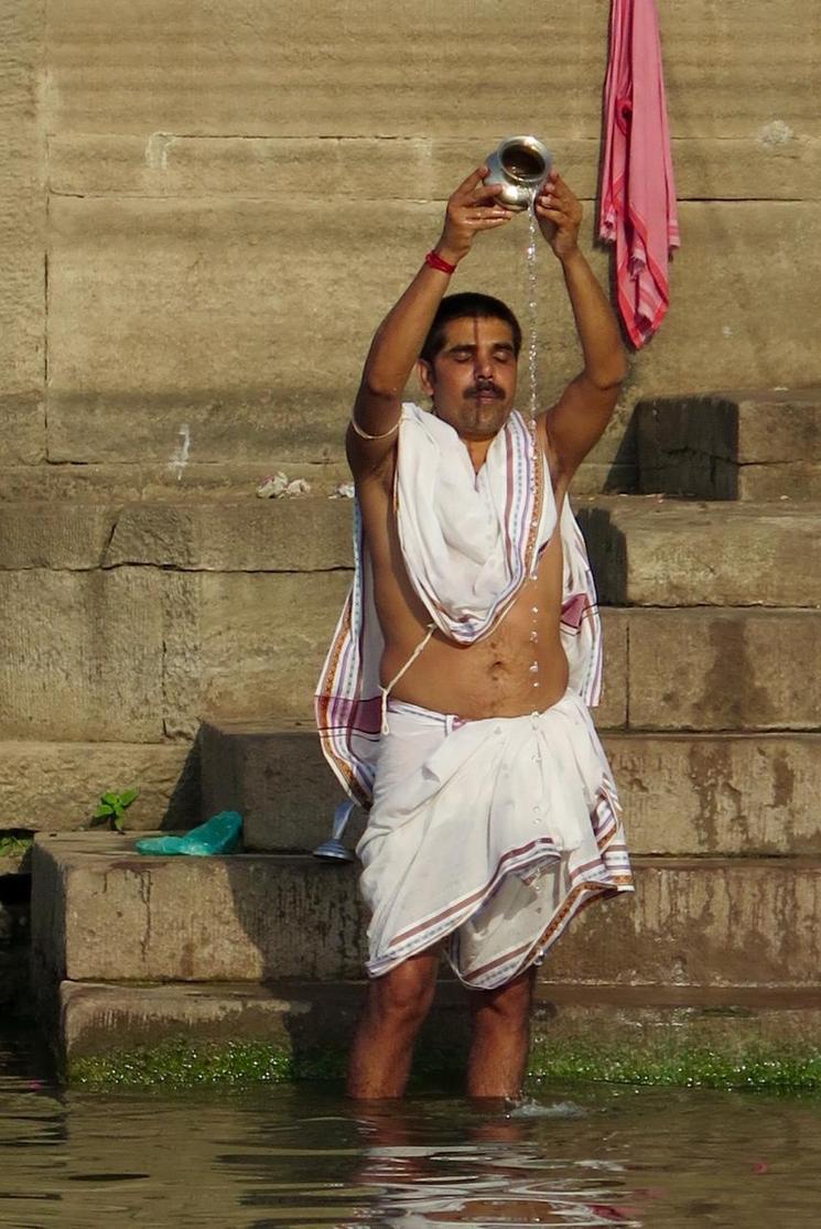 Bain rituel sur les Ghâts de Varanasi