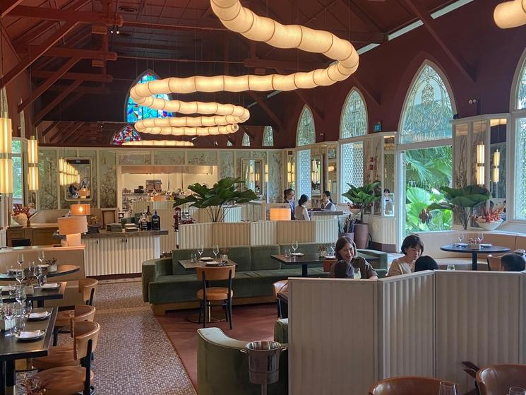 le luminaire qui serpente dans la salle du restaurant Claudine