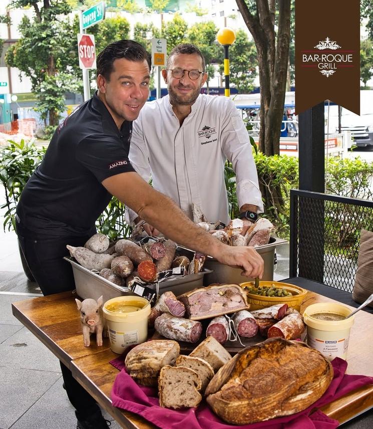 duo de choc dans le restaurant du bar roque à Singapour