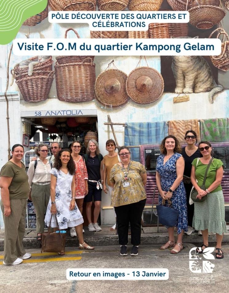 des personnes visitent un quartier de singapour