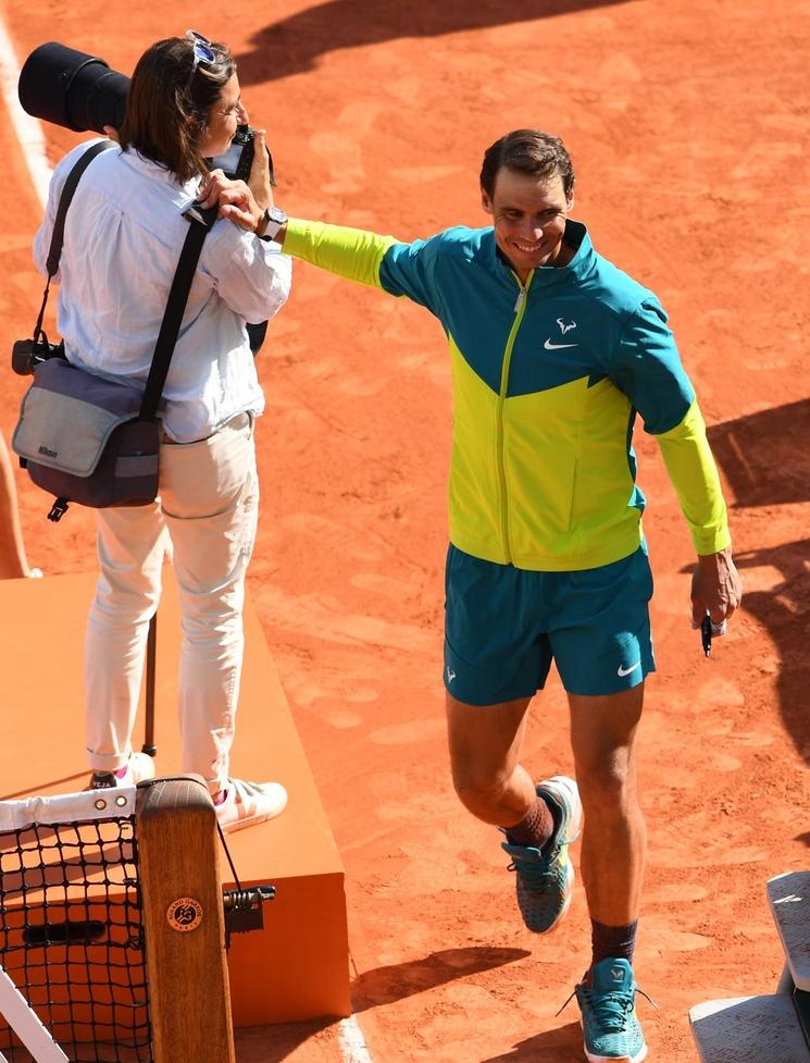Rafael Nadal à Roland Garros qui salue Corinne Dubreuil
